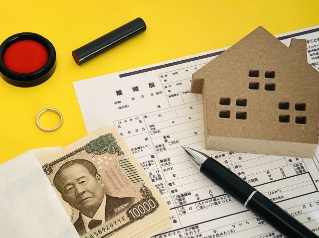 離婚時に不動産を売却するには？財産分与・住宅ローン・名義変更の進め方を解説